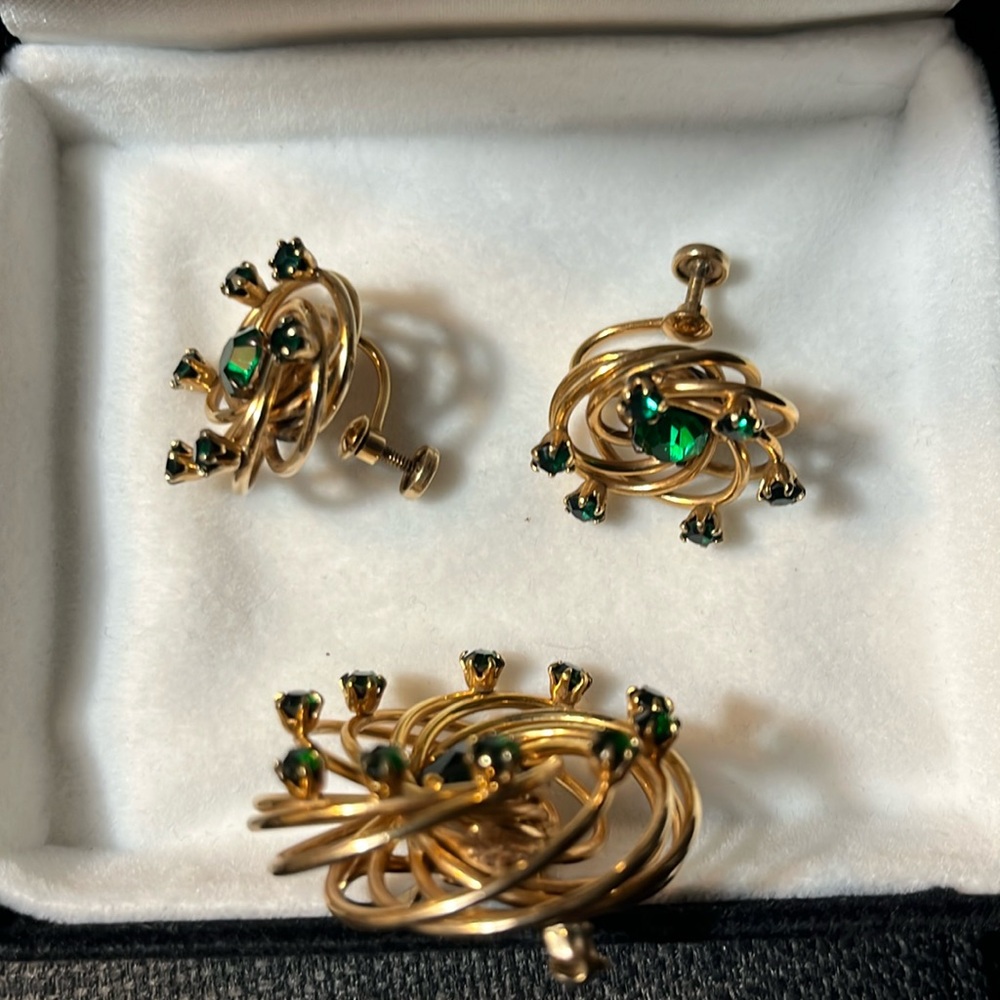 Vintage Charles Reis Gold & Green Brooch and Earring Set - Picture 15 of 17